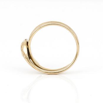 RING, 18K guld med briljantslipad diamanter ca 0,05 ct, troligen 1900-talets första hälft Vikt ca 5,67 g.