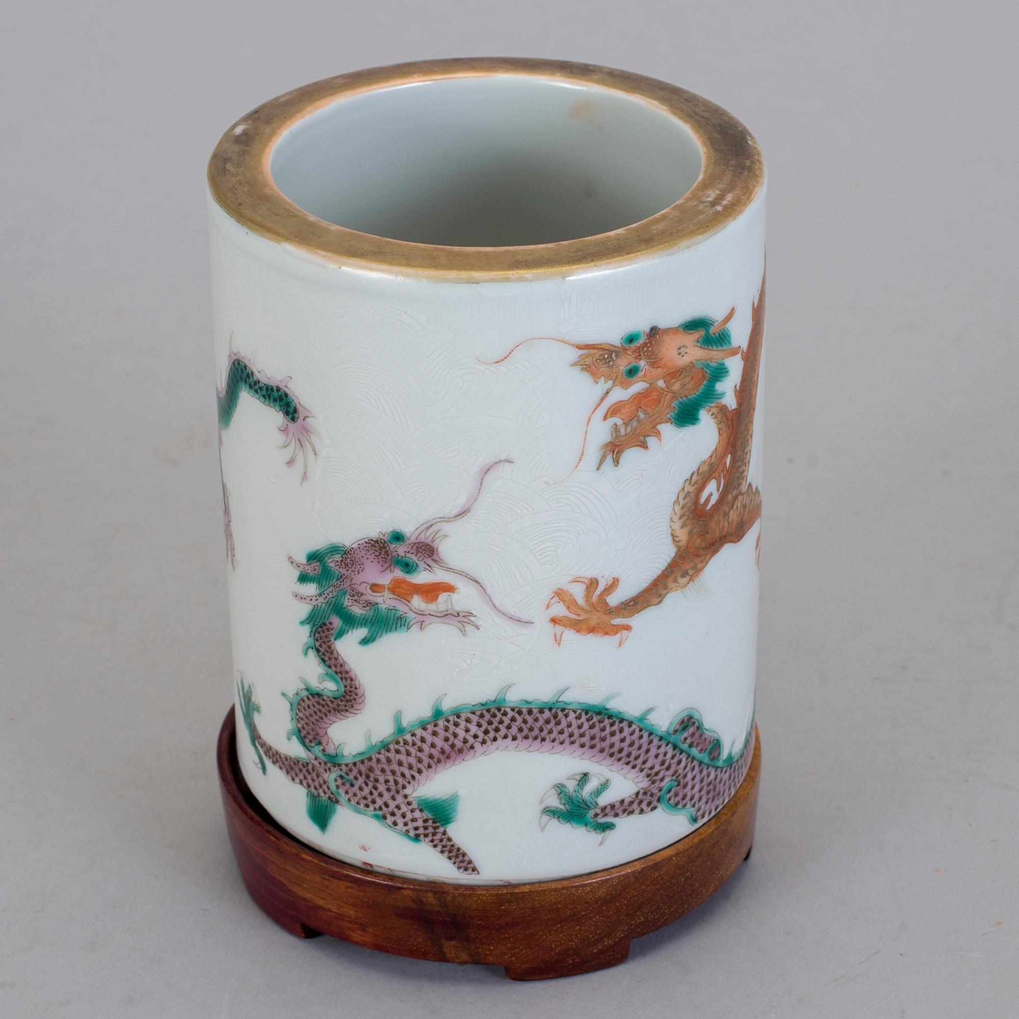 PENSELMUGG, porslin.  Qingdynastin, 1800-tal.