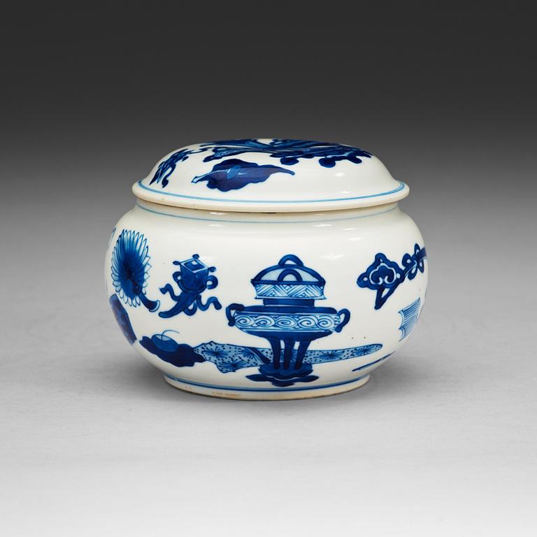 A blue and white box with cover, Qing dynasty, Kangxi (1662-1722).