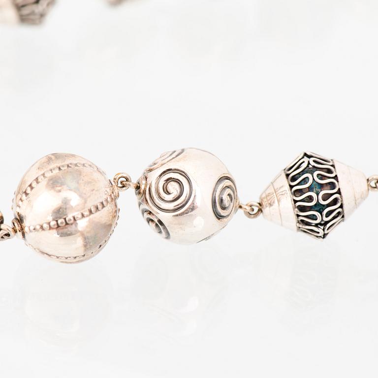 KAULAKORU, RANNEKORUJA, 2 kpl, ja SORMUS, "Halikon Kääty", hopeaa. Kalevala Koru 1972-83.