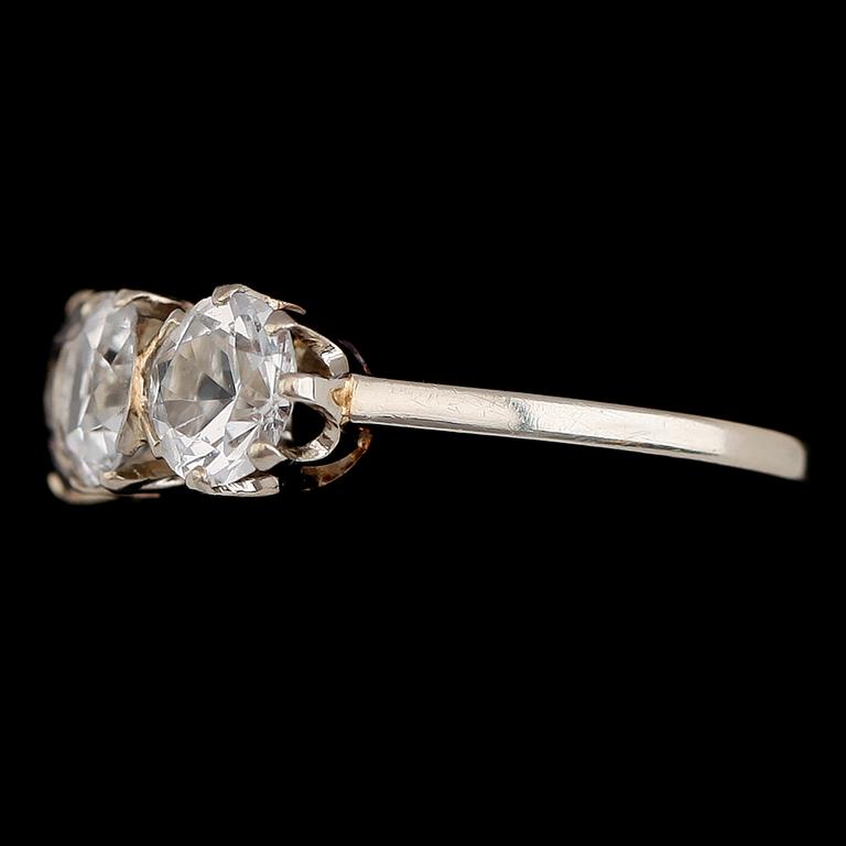 RING, 18 k vitguld, med 3 vita stenar. Total vikt ca 3 g.