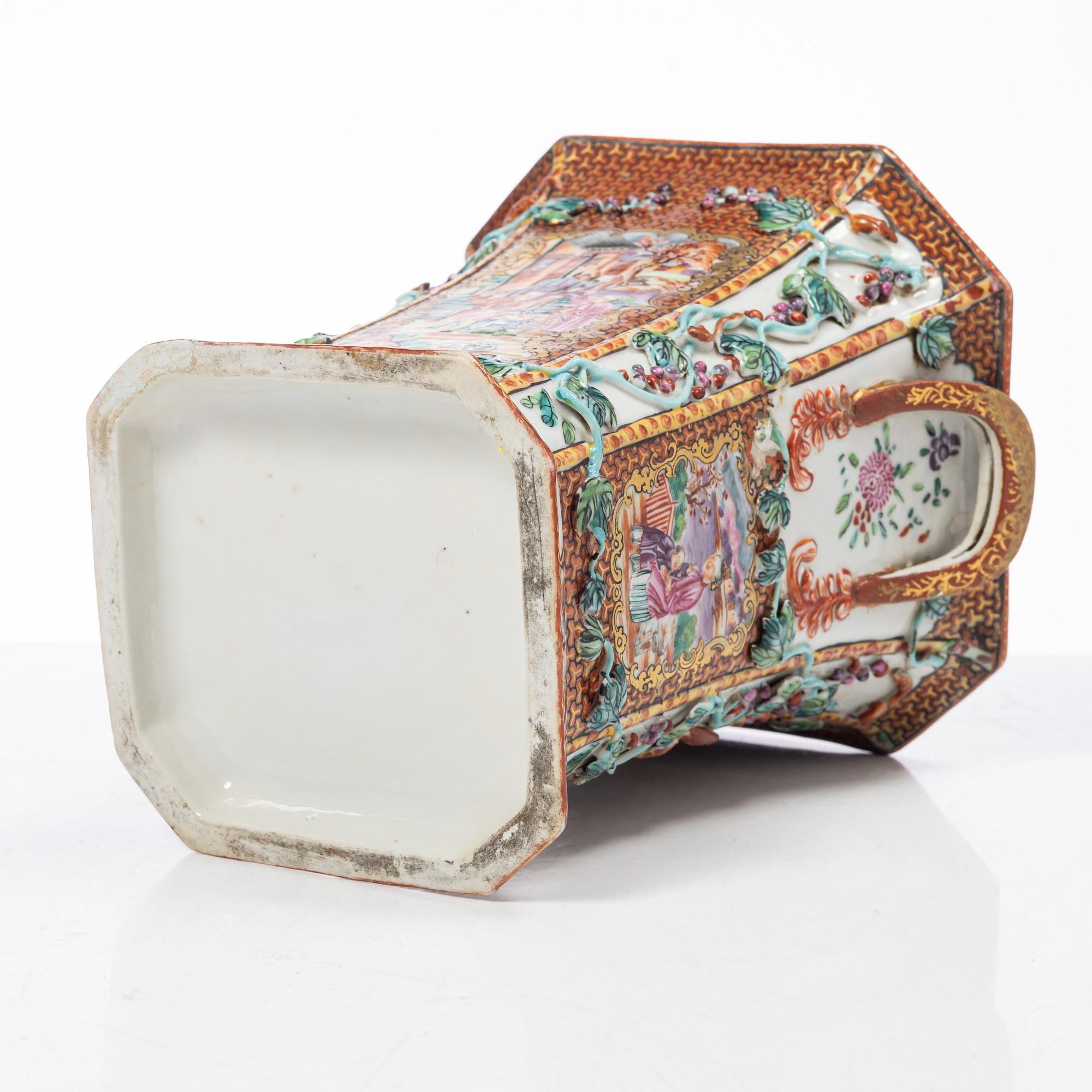 Tulpanvas, porslin, s.k. 'Rockefeller-pattern', Qingdynastin, Qianlong (1736-95).rockefeller.