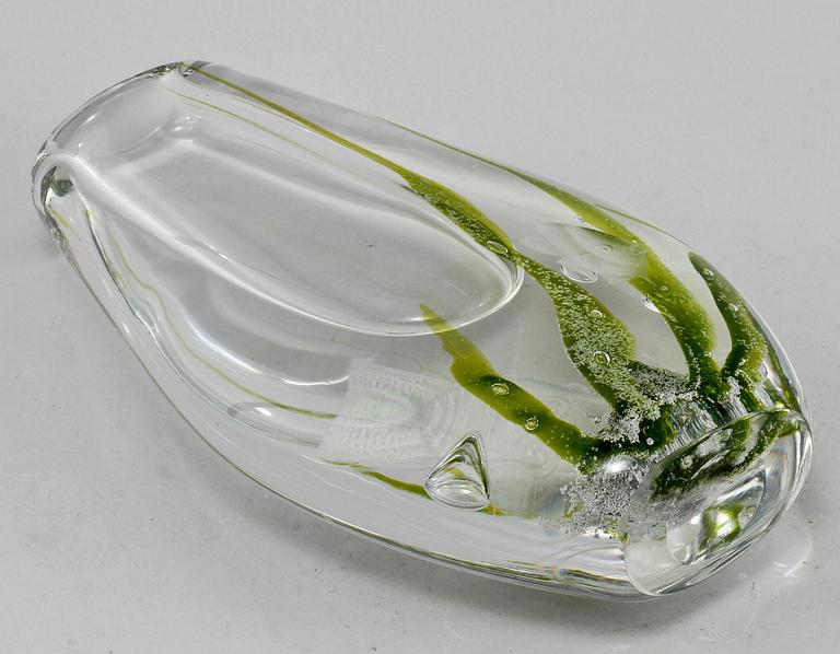 VAS, glas, Vicke Lindstrand, Kosta, signerad och numrerad 2G350, 1900-tal.