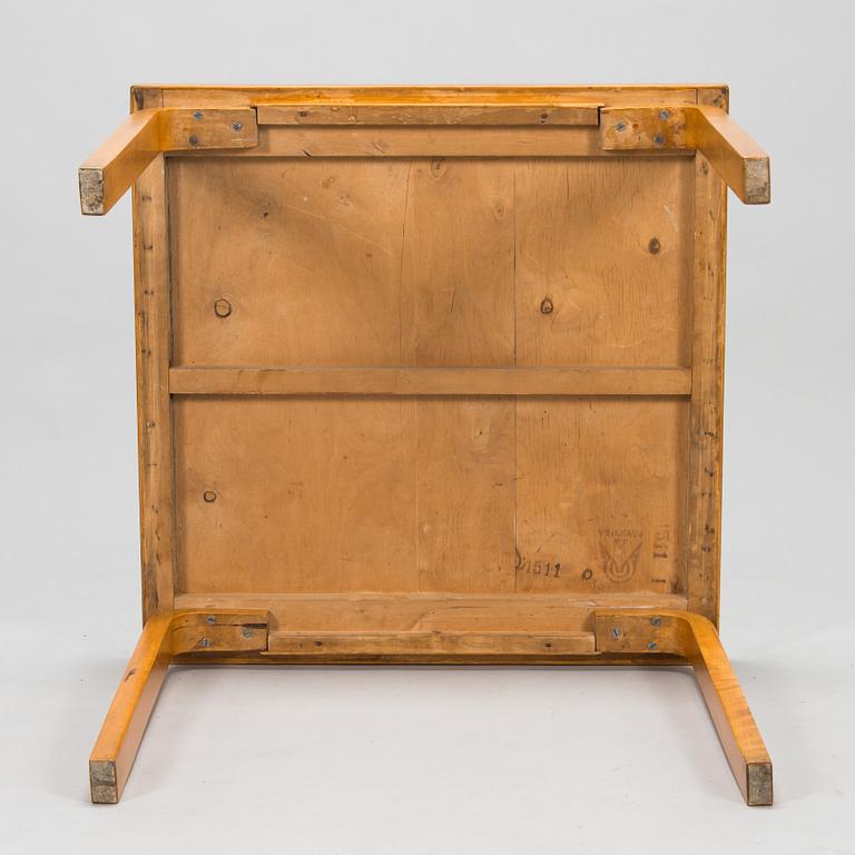 Alvar Aalto, a mid-20th century '85' table and four '60' stools for O.Y. Huonekalu-ja Rakennustyötehdas A.B.