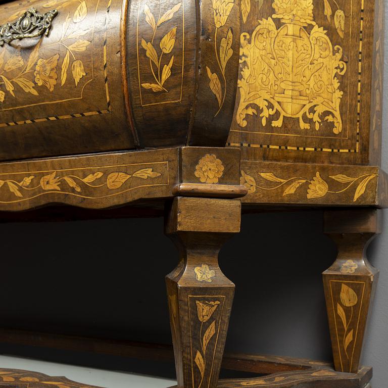 A Dutch display cabinet, 18th century.
