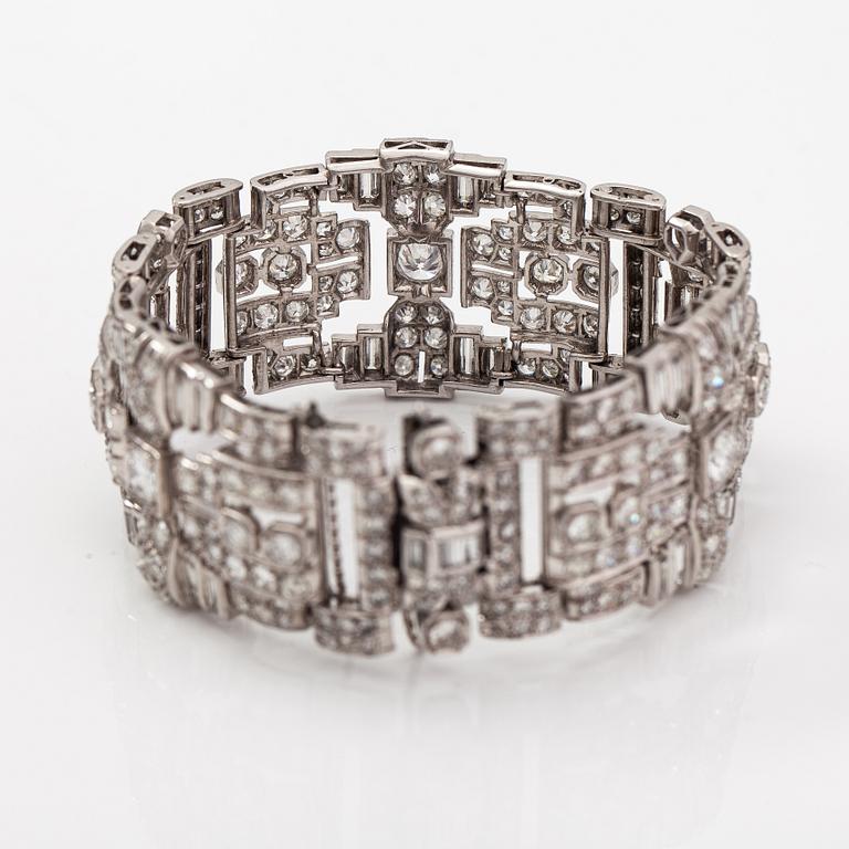 An art deco style platinum bracelet with diamonds ca. 17.85 ct in total.