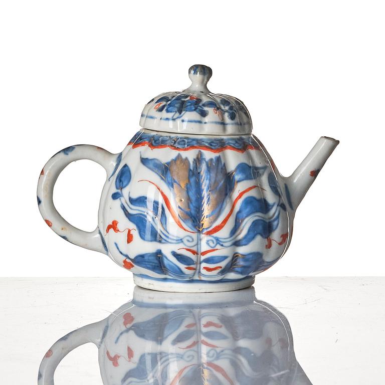 An imari tea pot with cover, Qing dynasty, Kangxi (1662-1722).