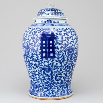 A blue and white vase with cover, Qing dynasty, 19th century.