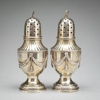SOCKERSTRÖARE silver (halt 12 ld), ett par.  Tyskland, 1800-talets första del. Vikt ca 520 gr.