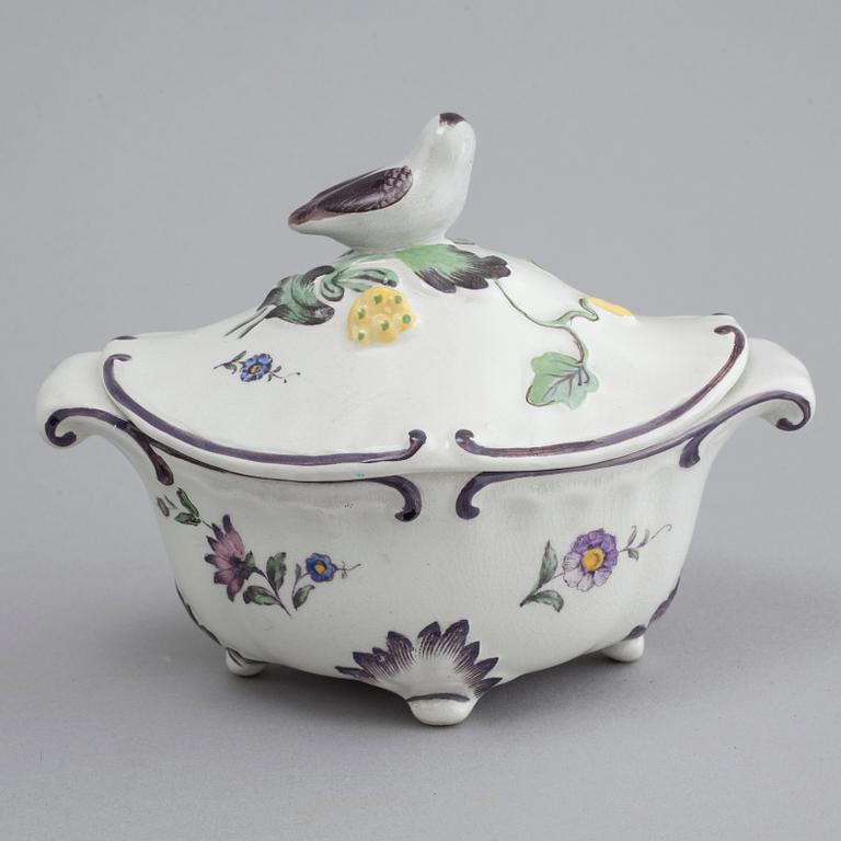 90 pieces of earthenware tableware from Rörstrand, model "Rörstrandia", 1930-56.