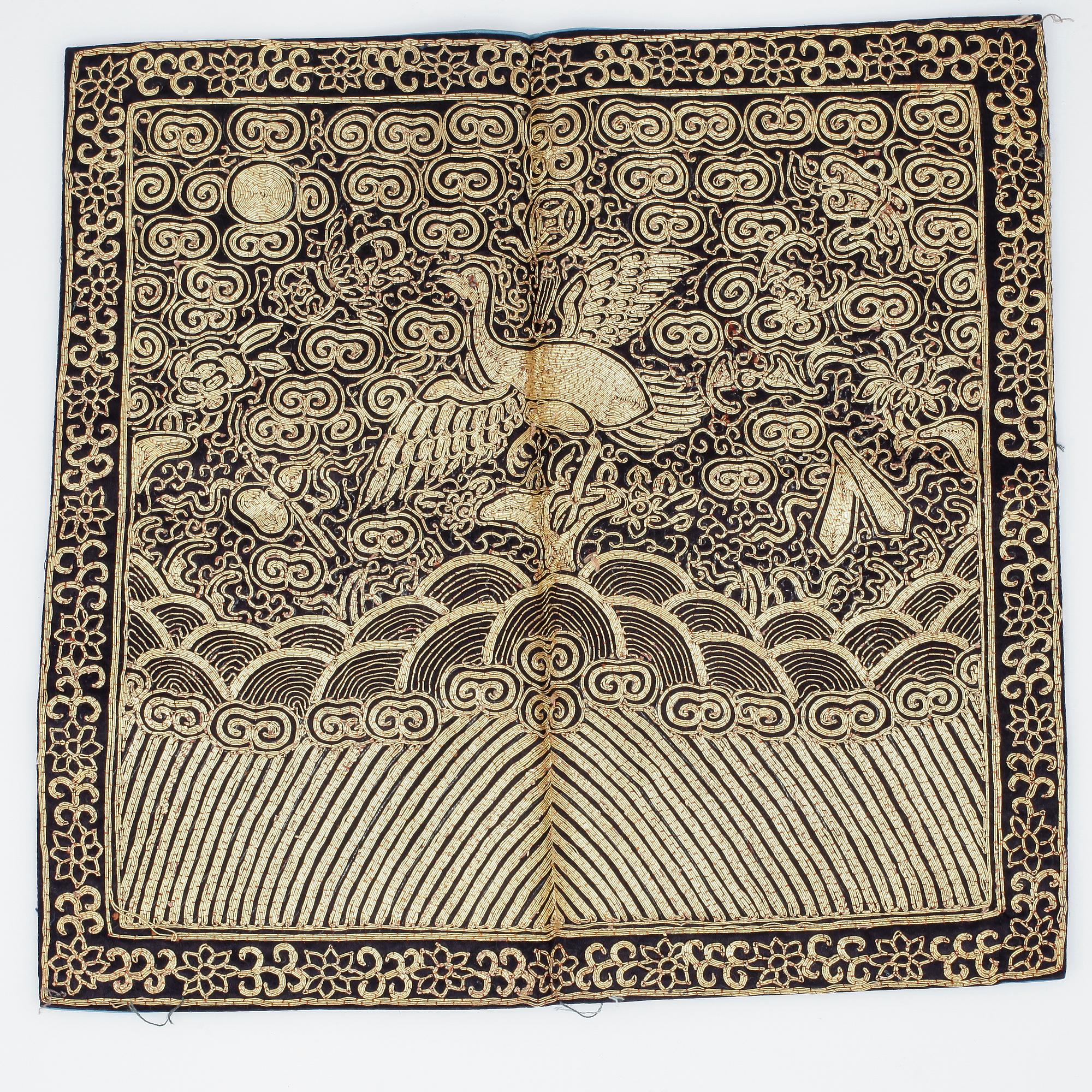 RANGMÄRKE, siden, s.k. Buzi, ca 29x30,5 cm. Qing dynastin. Kina 1800-tal.