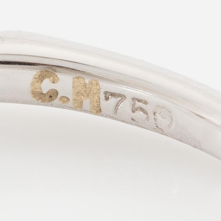 Ring 18K white gold with an oval-cut diamond.