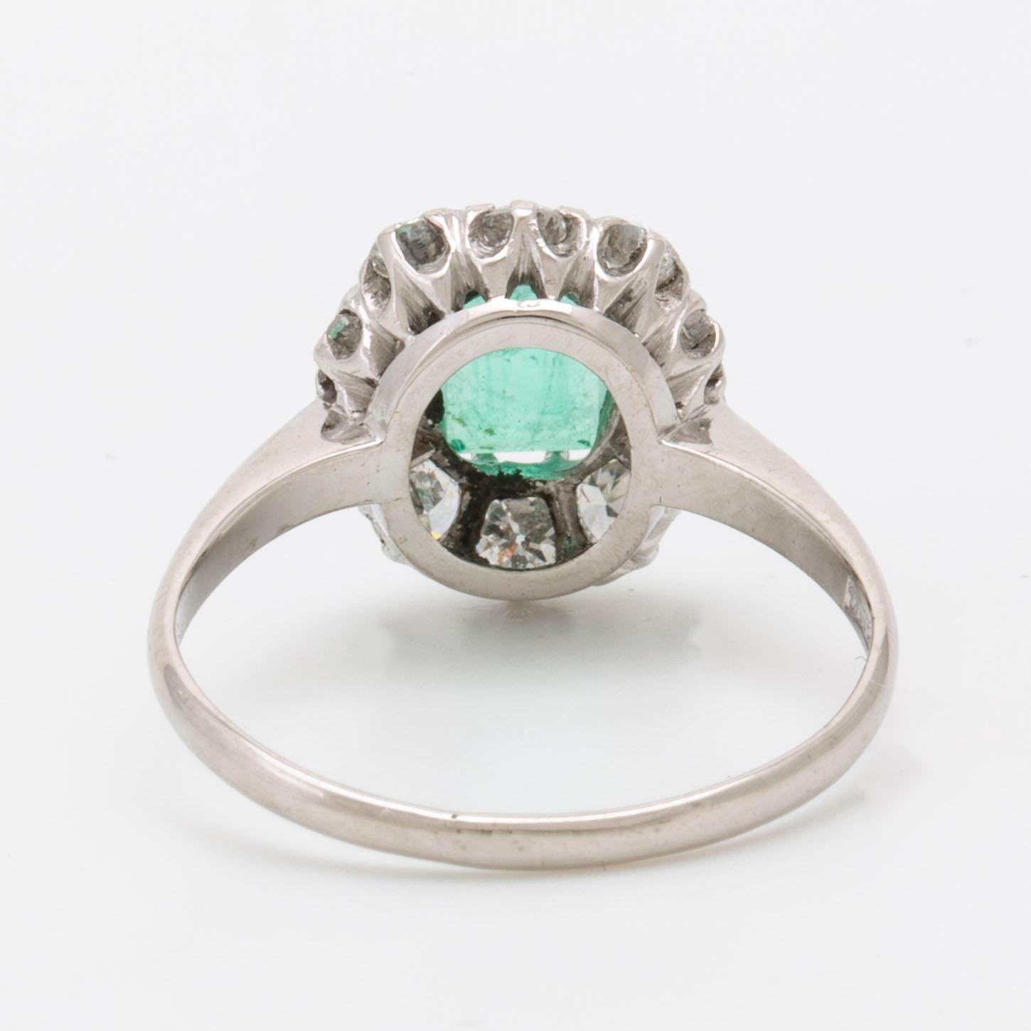 Ring 18K vitguld med 1 smaragd ca 5x4 mm samt briljanter ca 0,50 ct totalt,  Peterson Stockholm,