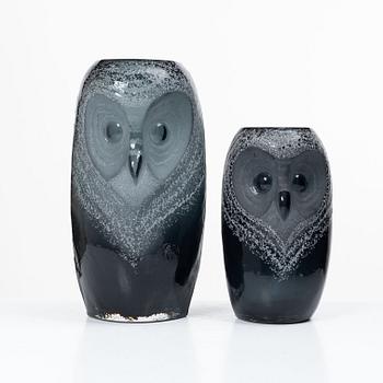 Mats Jonason, figuriner / vaser, 2 st, glas, "Safari" Uggla, Mats  Målerås, signerad MJ Sweden.