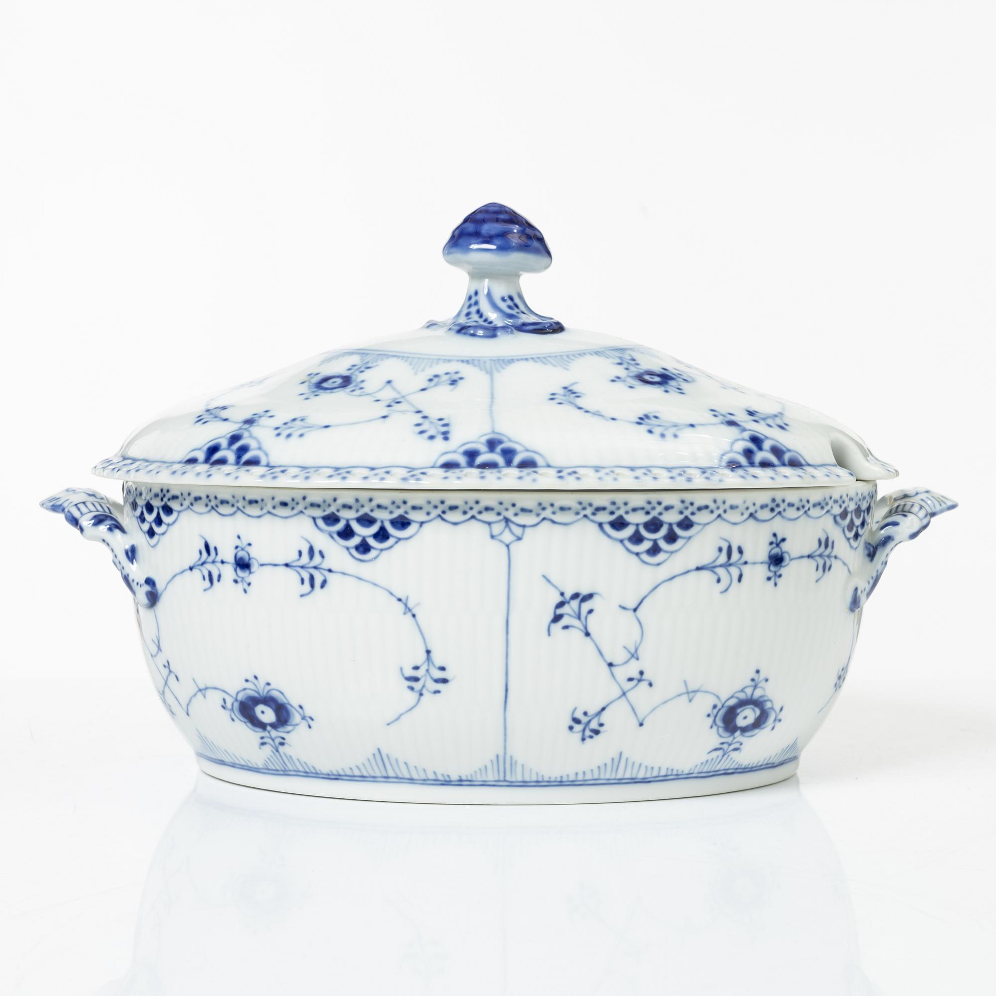 Royal Copenhagen, Service 82 pieces, Musselmalet, half lace.