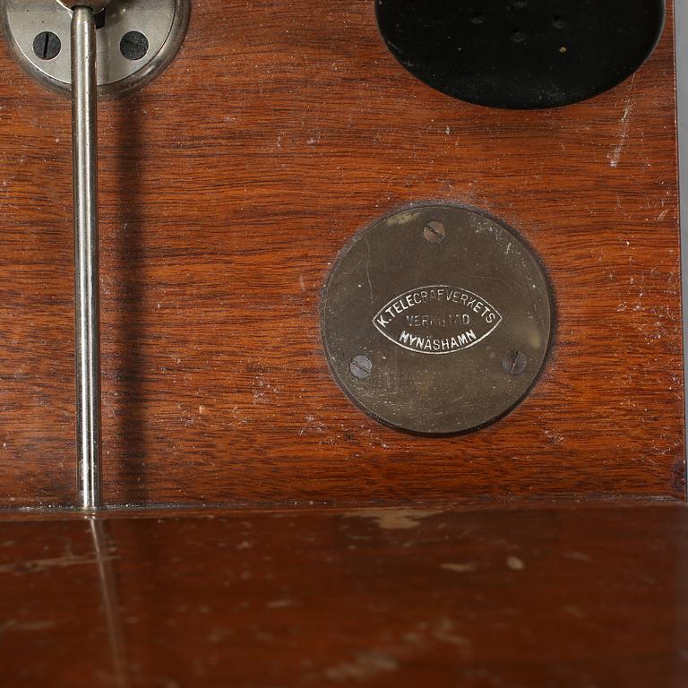 VÄGGTELEFON, Telegrafverkets verkstad, Nynäshamn, omkring sekelskiftet 1800/1900.