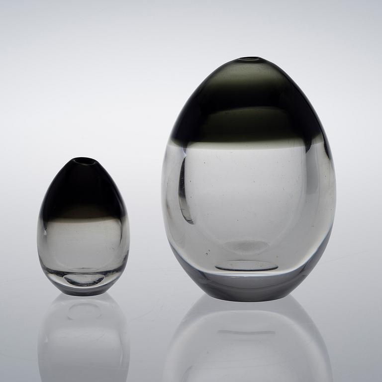 TIMO SARPANEVA, GLASSKULPTUR, 2 ST. Ägg. Sign. Timo Sarpaneva, Iittala 57 och 58.