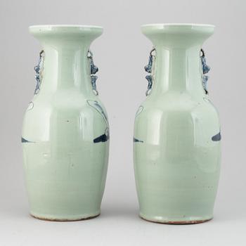 Vaser, ett par, porslin. Kina, 1900-tal.