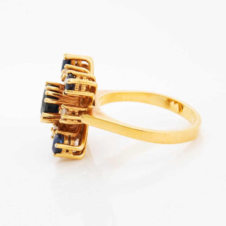 Ring med safirer och briljantslipade diamanter.