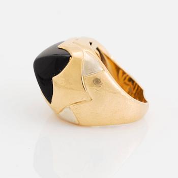 An 18K gold and onyx Bulgari ring.