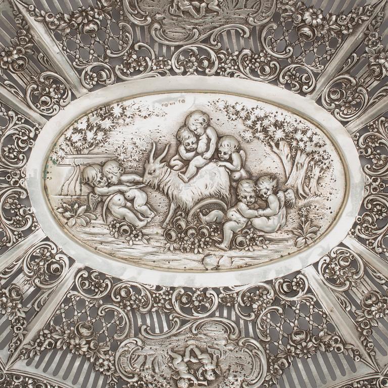 GALLERFAT, silver, Tyskland med svenska imporstämplar, omkring sekelskiftet 1900. Vikt ca 562g.