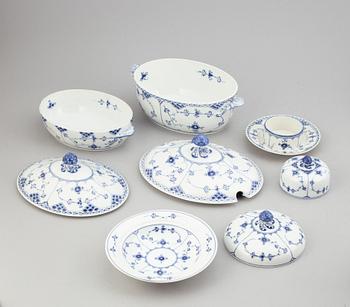 Royal Copenhagen, a 'Musselmalet' porcelaine service (131 pieces).