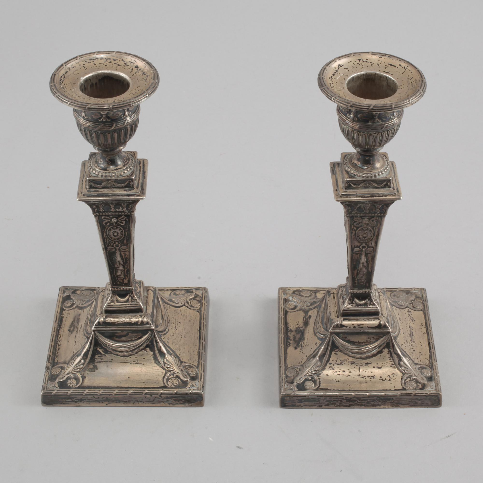 LJUSSTAKAR, ett par, silver, London, England, 1903.