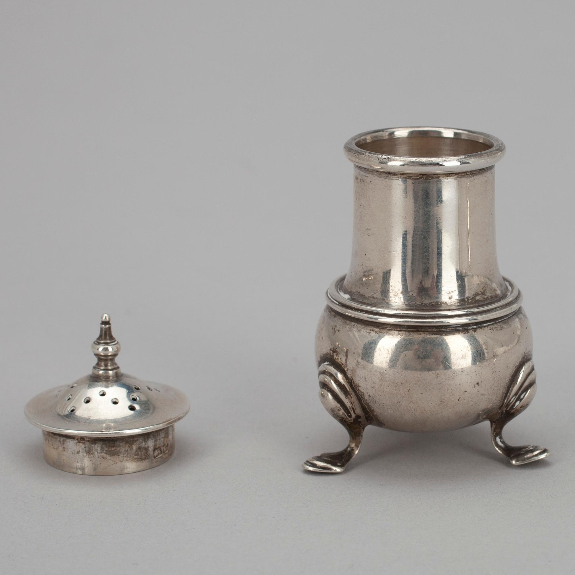 SALTKAR, PEPPARSTRÖARE samt SOCKERTÅNG, England 1800- och 1900-tal. Tot. silvervikt 172 g.