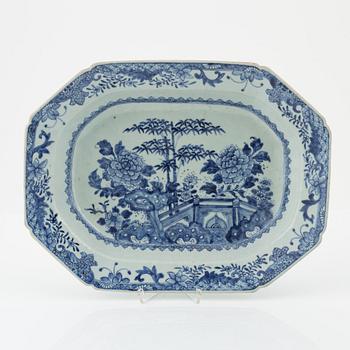 A Chinese blue and white tureen dish, Qing dynasty, Qianlong (1736-1795).