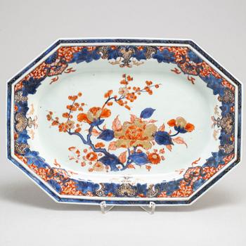 An imari export porcelain serving dish, Qing dynasty, Qianlong (1736-95).