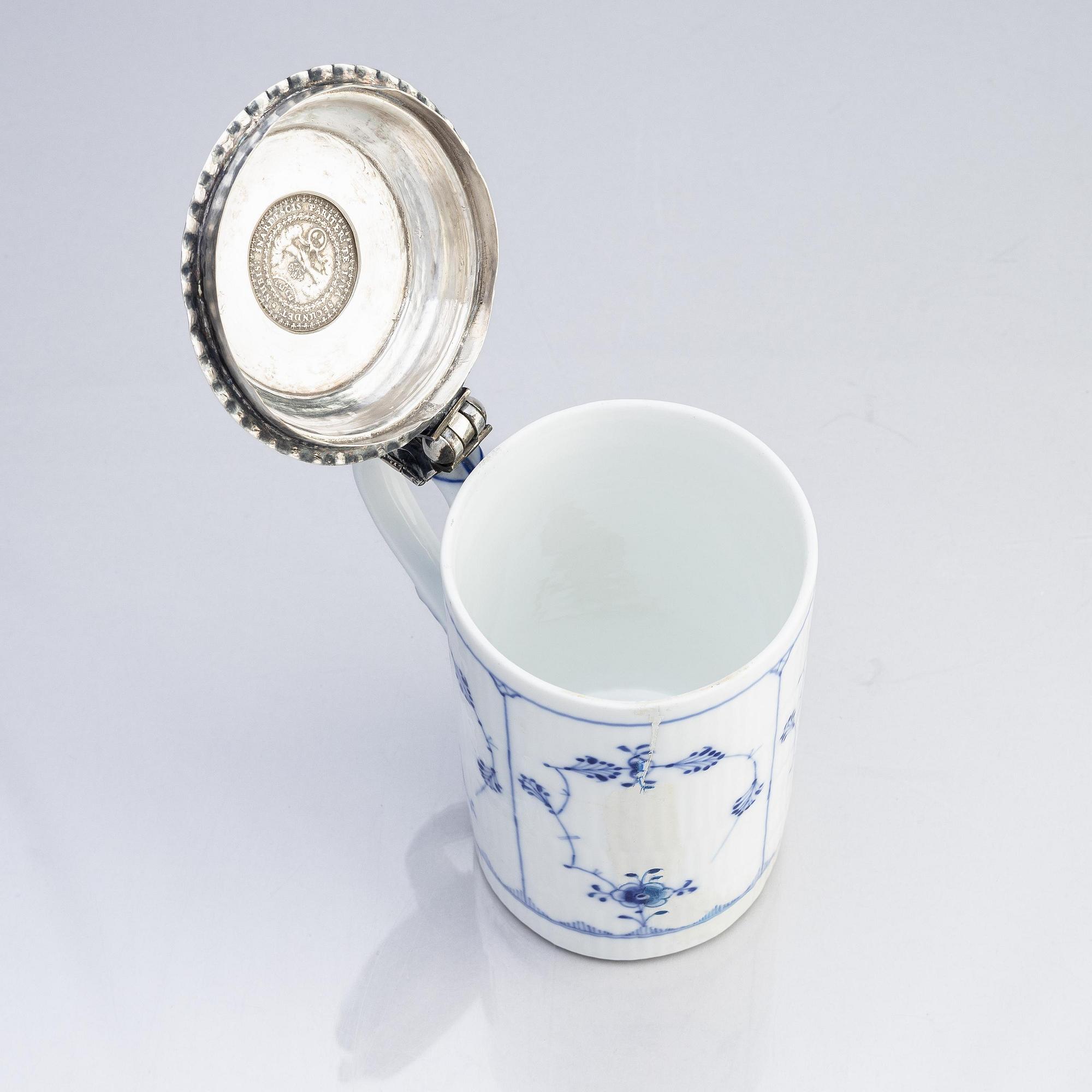 A porcelain beer mug with silver fittings and cover, Dermany/Denmark, 18th century.