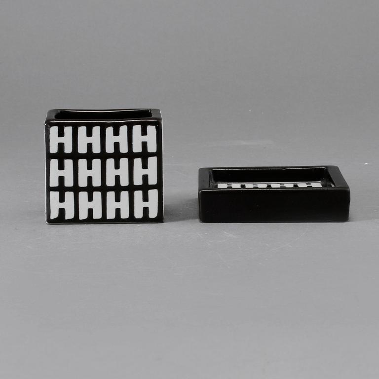 ASKFAT samt CIGARETTSTÄLL, stengods, "Domino", Stig Lindberg, Gustavsberg, 1955.