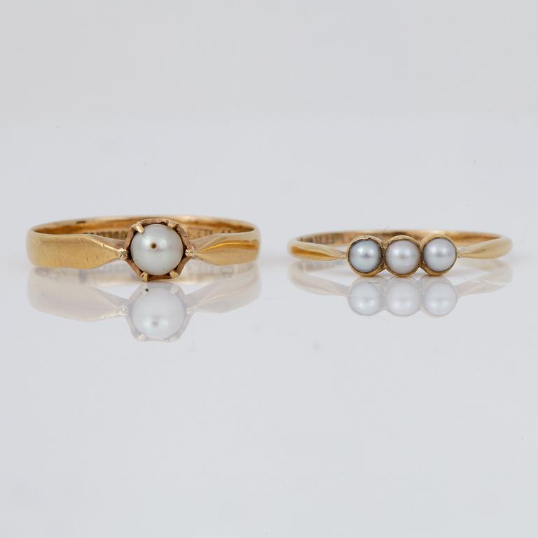 RINGAR, 2 st, 18 k guld med pärlor, från 1853 resp. 1919. Total vikt ca 3,8g.