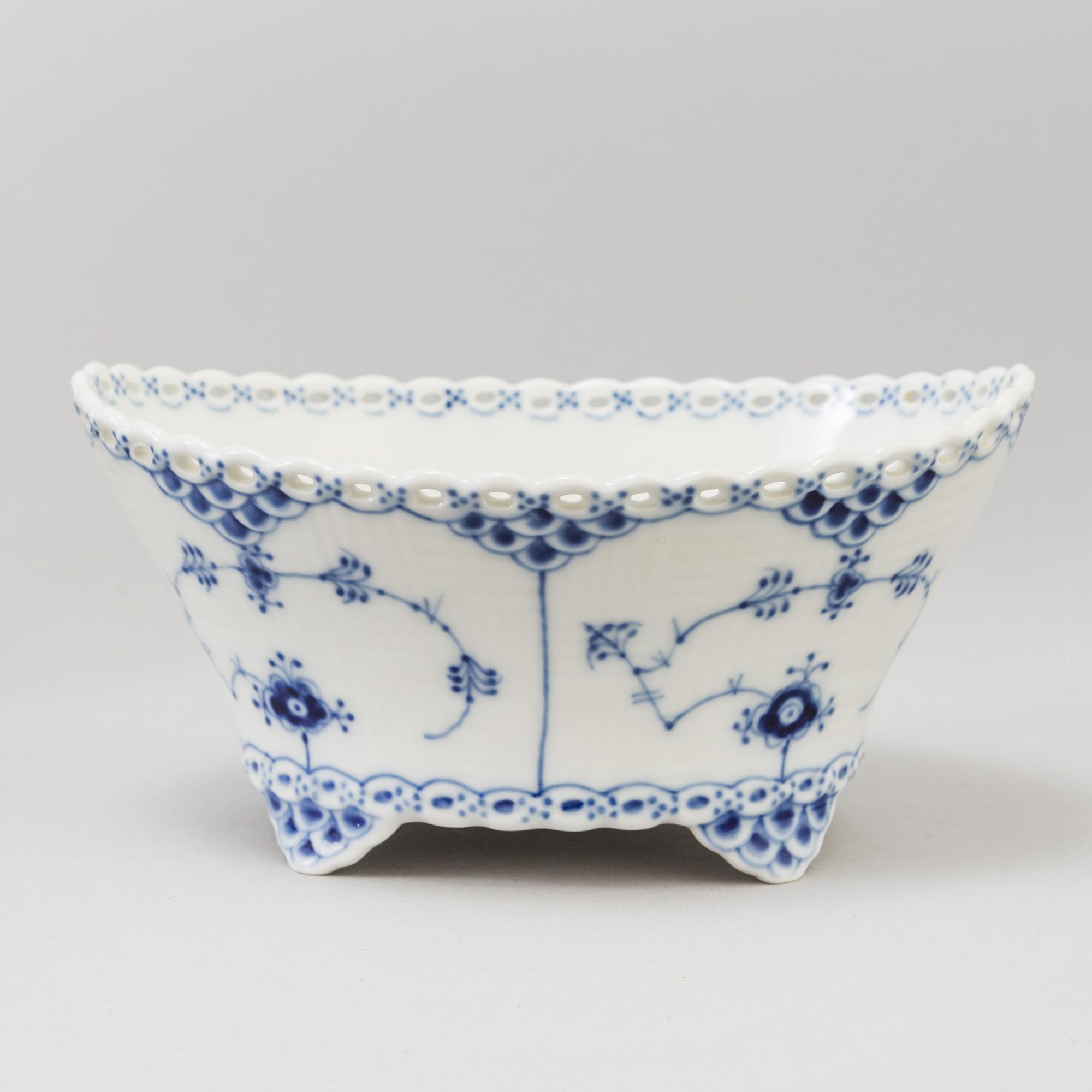 SERVISDELAR, 103 stycken, porslin, "Musselmalet", Royal Copenhagen.