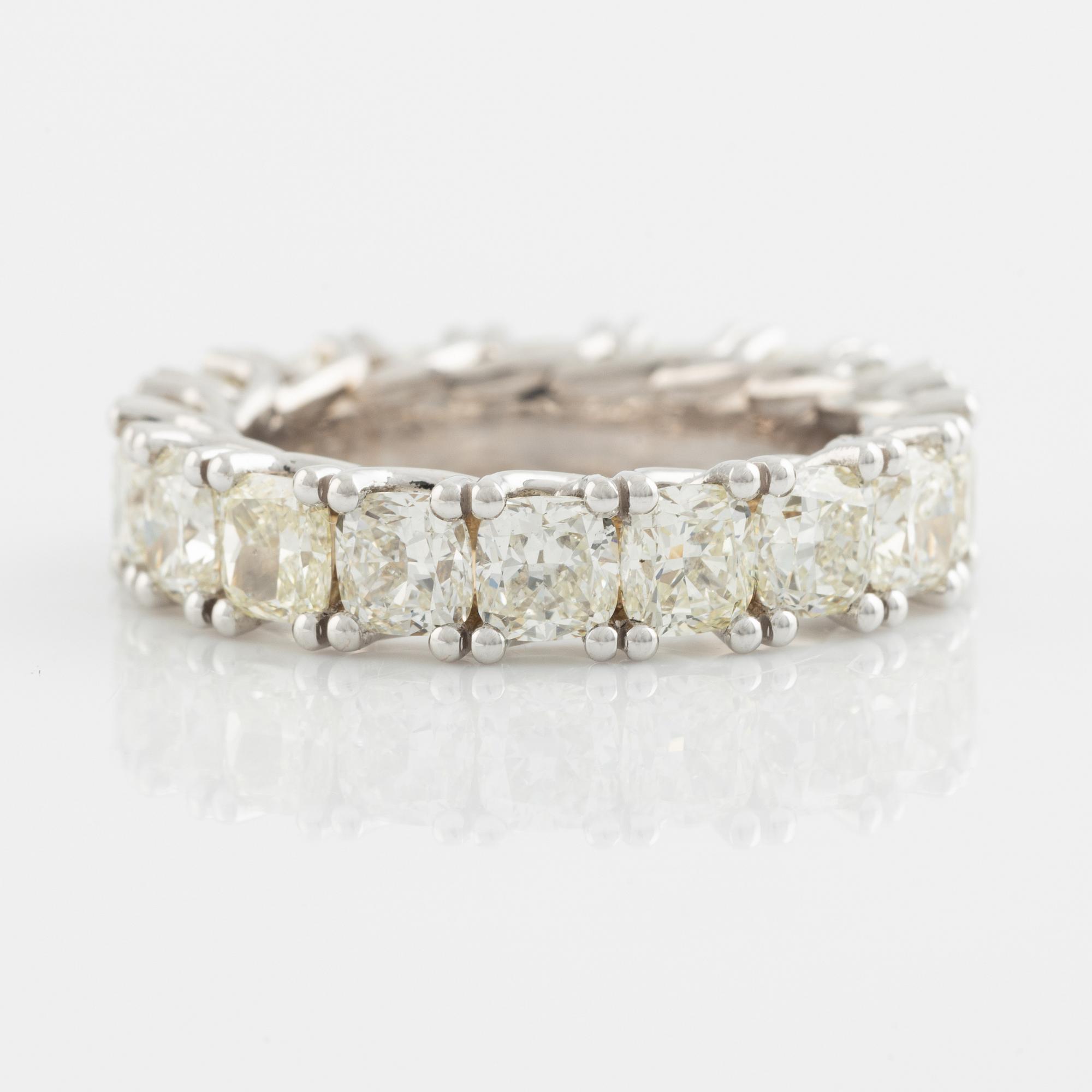 Cushion cut diamond eternity ring, totalt 6,02 ct.
