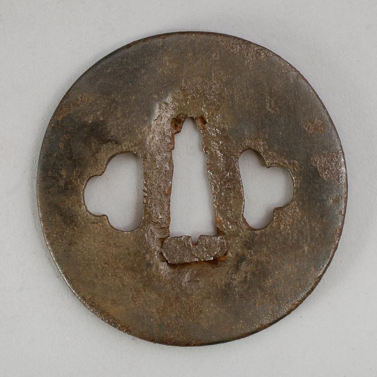 TSUBA, 3 st, järn, Japan, 1500-/1600-tal, 1600-/1700-tal och 1700-/1800-tal.