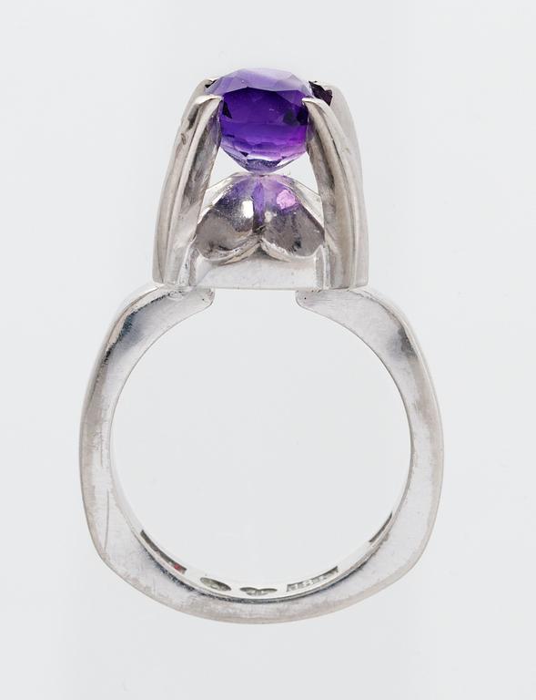 JAN LUNDGREN, ring, Janse silversmide, Stockholm 1966, 18 k vitguld med slipad ametist.