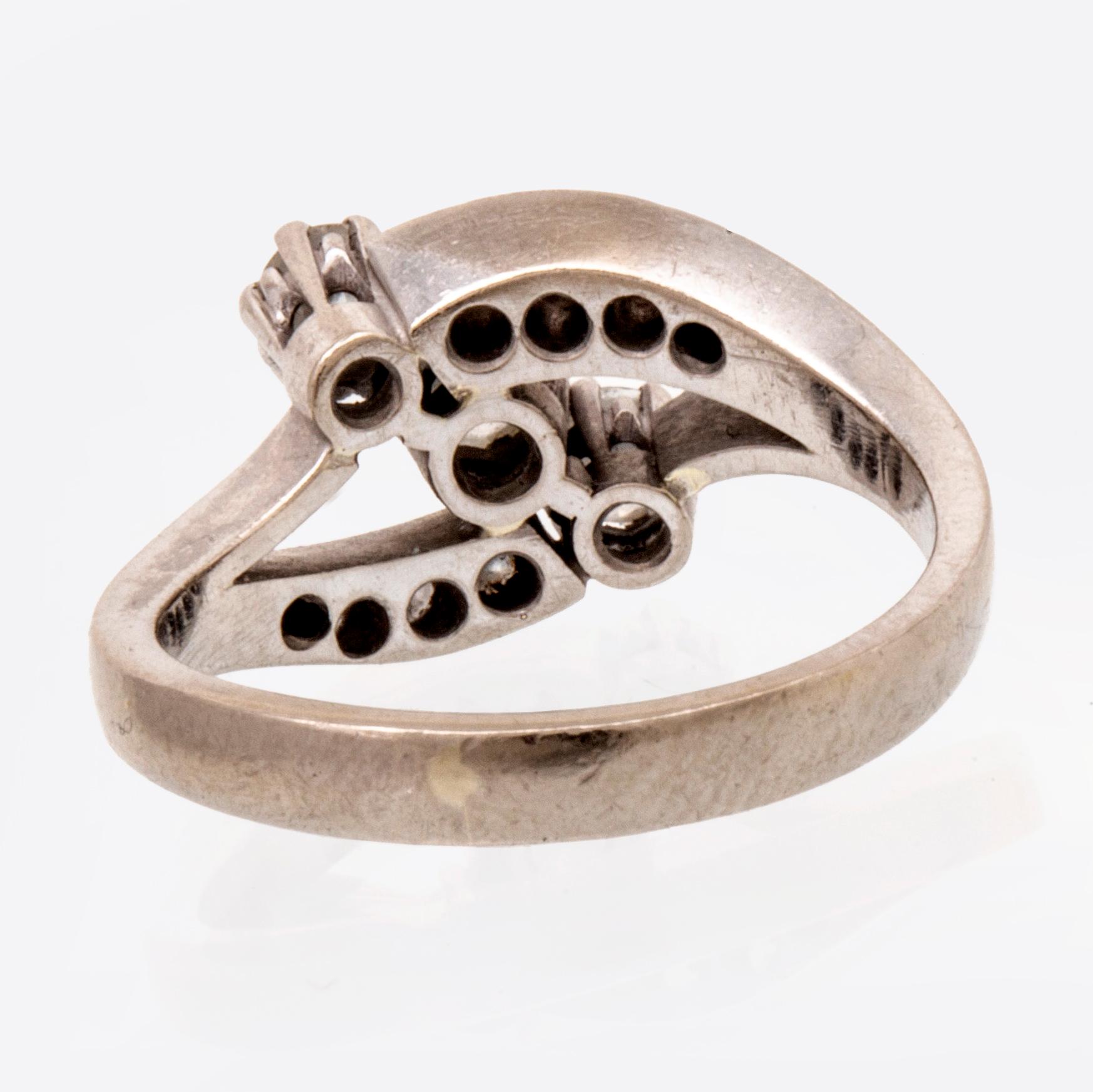 Ring 18K whitegold old, brilliant and single-cut diamonds approx 0,70 ct in total, total weight 6,1 g.