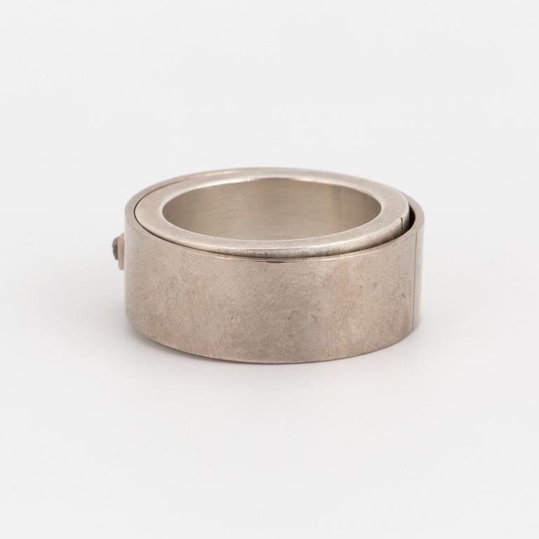 RING, Helena Edman, silver med oslipad diamant.