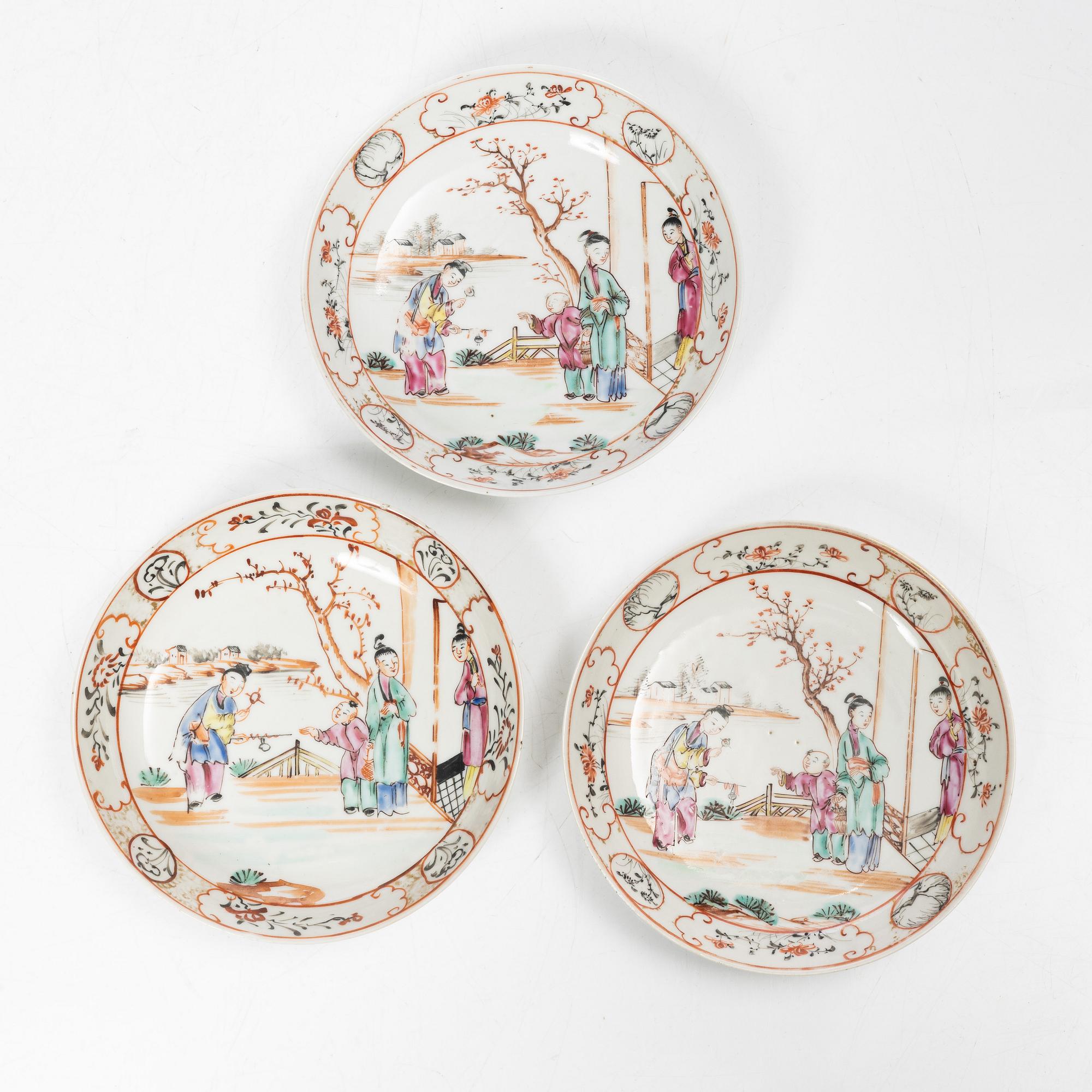 Parti, porslin samt fat i emalj på koppar, nio delar. Qingdynastin, 1700-tal.