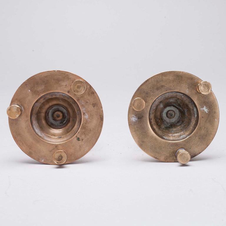 LJUSSTAKAR, 2 st, mässing, tillverkningsstämplar Judin och Pimonov, Ryssland, 1800-talets slut.