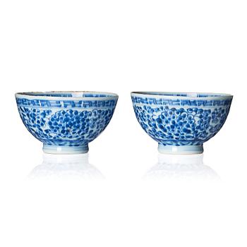 1135. A pair of blue and white bowls, Qing dynasty with Yongzheng mark and of the period (1723-35).