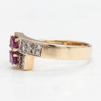 Ring in 14K gold set with round brilliant-cut diamonds and oval faceted rubies.
