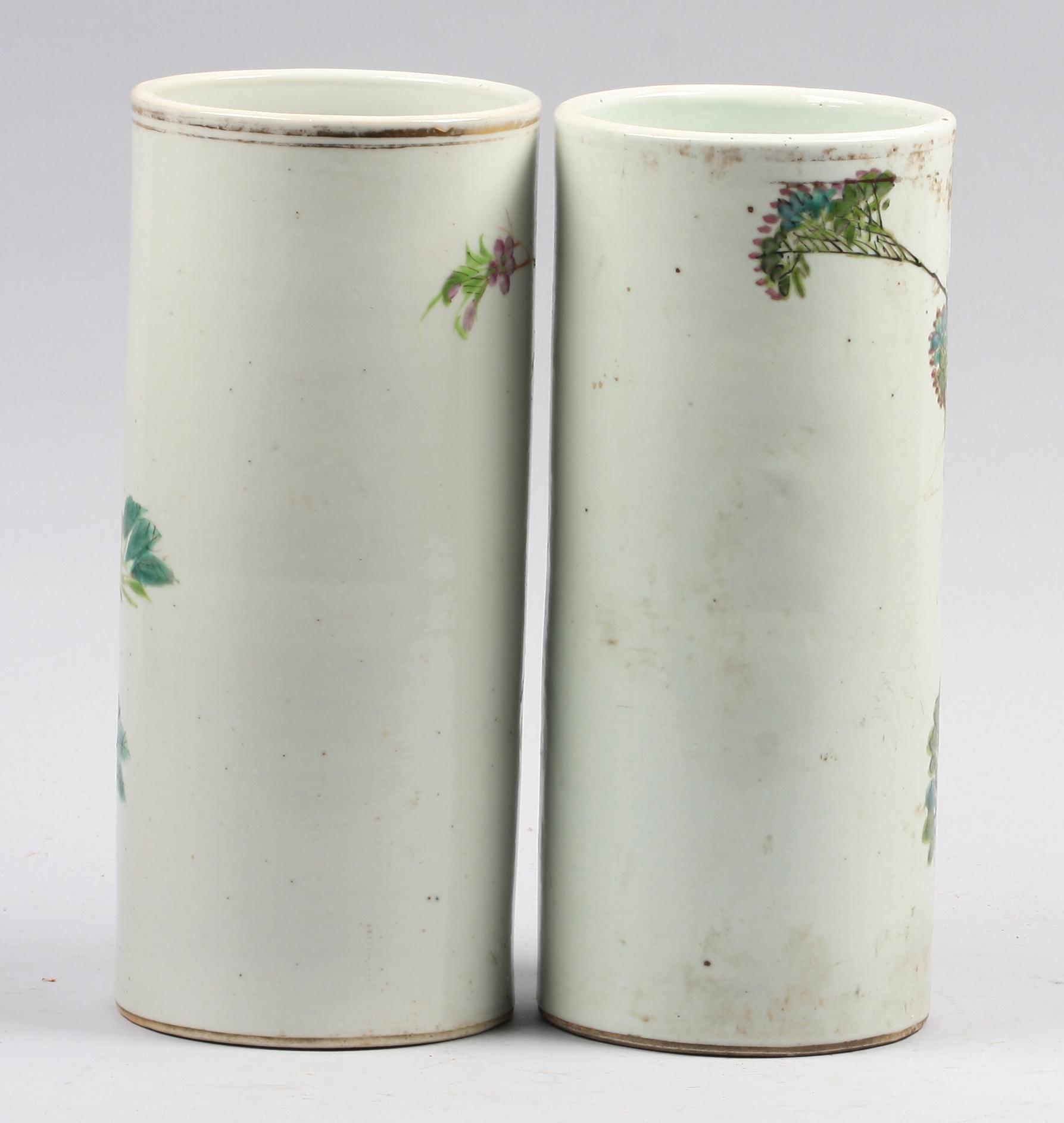 PENSELVASER, 2 st, porslin, Kina, 1900-tal.