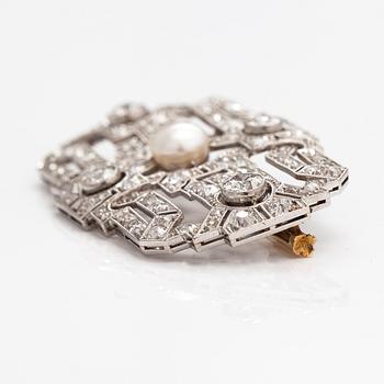 Brosch, Art deco, platina, 18K guld, diamanter ca. 3.70 ct totalt och odlad pärla. 1920-1930-tal.