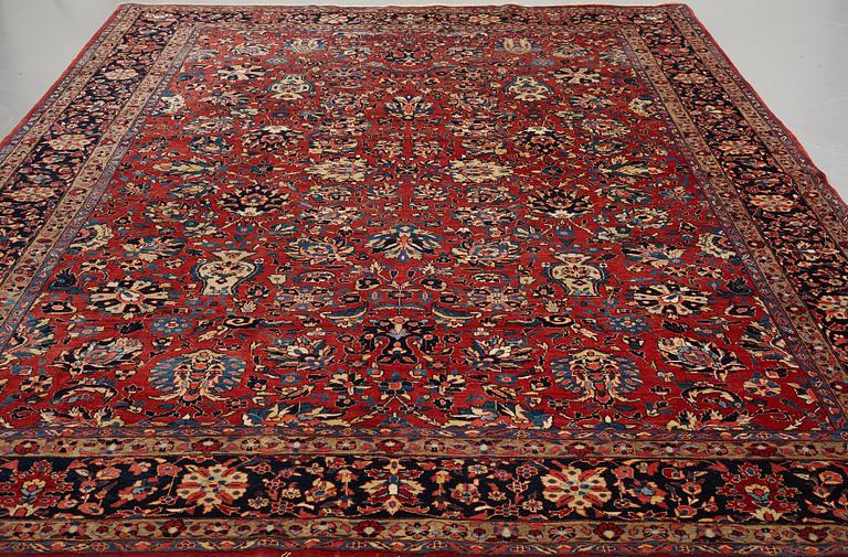 A carpet, semi-antique Sarouk, ca 389 x 271 cm.