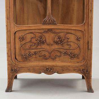 An Art Nouveau mahogany show case cabinet, for Myrstedt & Stern, Stockholm, Sweden ca 1900.