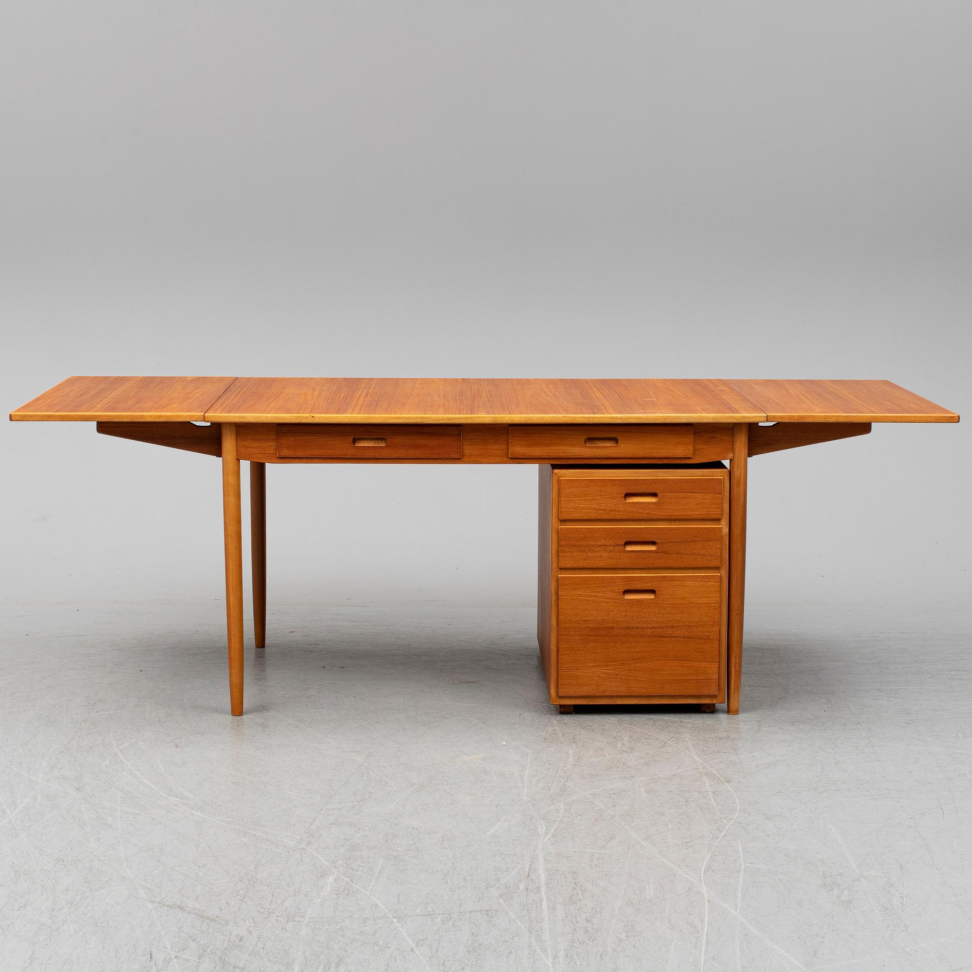 NILS JONSSON, a desk with chest of drawers, late 20th century.