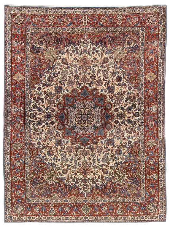 A semi-antique Isfahan carpet, ca 352 x 256 cm.