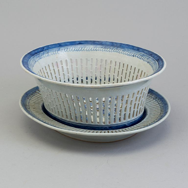 GALLERKORG med FAT, kompaniporslin. Qingdynastin, Jiaqing (1796-1820).